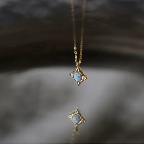 Elegant 18k Gold Plated Necklace with Blue Gemstone Pendant - Picture 3 of 8